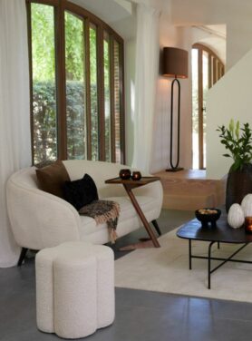 Witte bouclé poef in bloem vorm