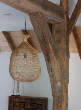 Rotan Ovale Hanglamp Aan Houten Balk
