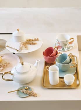 Roze En Blauwe Koffiekopjes Met Gouden Oortjes Witte Theepot En Suikerpot Met Gouden Details