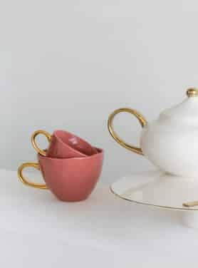 Good Morning Cup Branded Apricot Met Goud Oor Samen Met De Theepot In Het Wit Ook Met Goud Oor