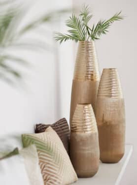 Gouden Vaas Metaal Hoog Op Bank