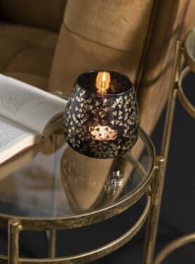 Waxinelichthouder Donker Glas Met Gouden Driehoekjes Op Tafeltje