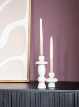 Beige Kandelaren Met Ronde Vormen En Witte Dinerkaarsen