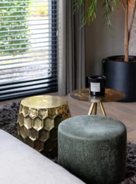 Gouden Bijzettafel Groen Velvet Poefje En Rond Bronzen Tafeltje Driepoot