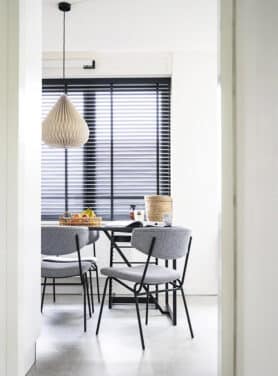 Hanglamp Druppel Van Linnen En Papier Grijze Eetkamerstoelen Met Zwarte Poot