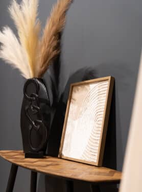 Papier Maché Wandornament Op Houten Wandtafel Zwarte Ovale Vaas Met Pluimen