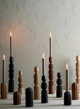 houten kandelaren licht en donker bruin