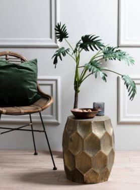 Rond Gouden Bijzettafeltje Rotan Stoel Met Groen Fluweel Sierkussen