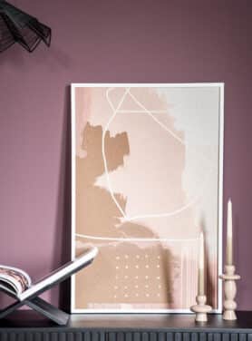 Oud Roze Kandelaren Met Ronde Vormen Zwarte Boekensteun Op Zwart Dressoir