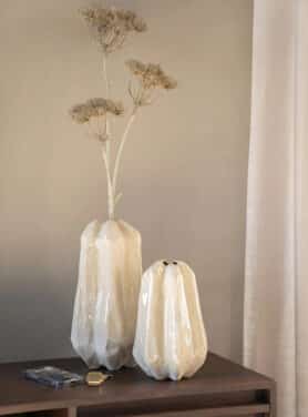 Beige Vazen Op Houten Dressoir