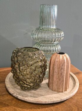 Marmeren Dienblad Met Groene Vazen En Houten Kandelaar