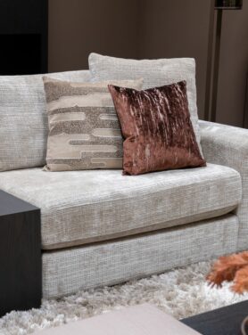 Claudi sierkussens sand beige en bordeauxrood