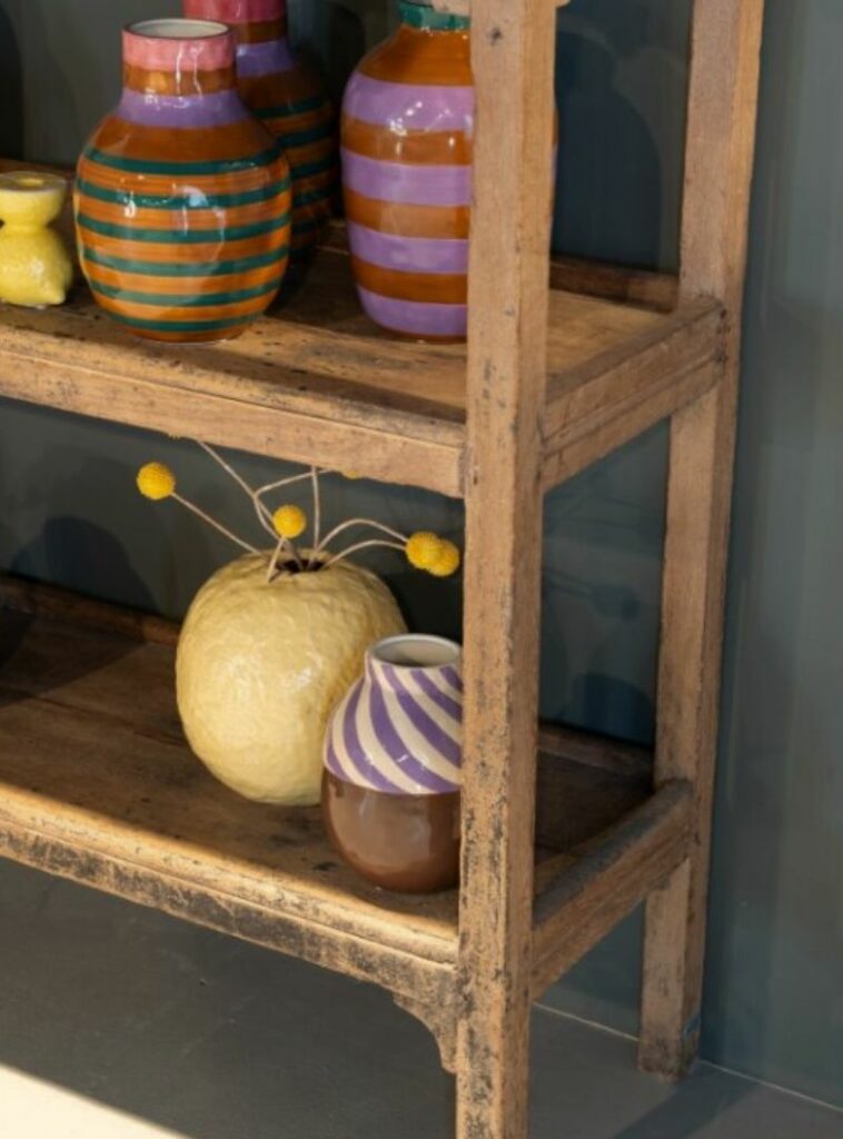 houten kastje met gekleurde gestreepte vaasjes