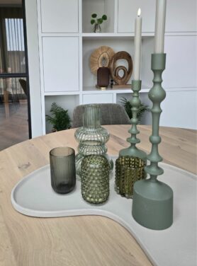Beige dienblad organisch ronde vormen met groene accessoires