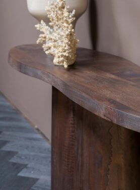 Donker houten sidetable met organisch gevormd blad