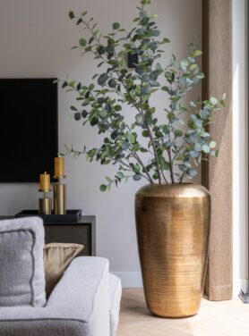 Hoge gouden vaas ovaal met eucalyptustakken