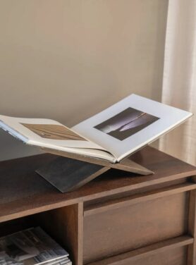 houten boekenstandaard voor koffietafelboek