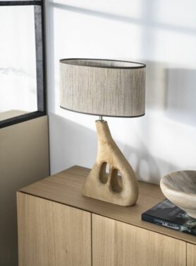 Tafellamp met houten voet en taupe kleurige ovale lampenkap