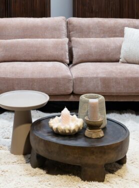 ronde salontafel massief hout op licht vloerkleed en roze bank