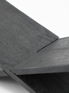 Zwarte houten boekenstandaard