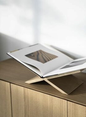 Houten boekenstandaard met koffietafelboek