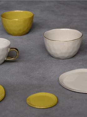 Beige En Okelgeel Servies Met Gouden Details