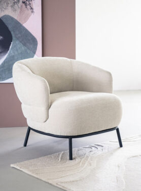 Beige Fauteuil Met Zwarte Metalen Poten