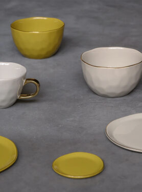Beige Grijze Kom Met Oker Geel Servies En Gouden Details
