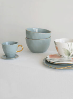 Blauwe Schaaltjes Met Koffie Kopjes En Gouden Details