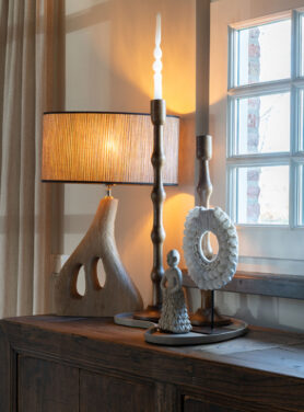 Dienblad Op Sidetable Met Kandelaren En Ornament En Tafellamp