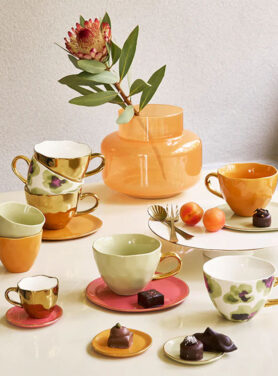 Gekleurd Servies Met Gouden Details