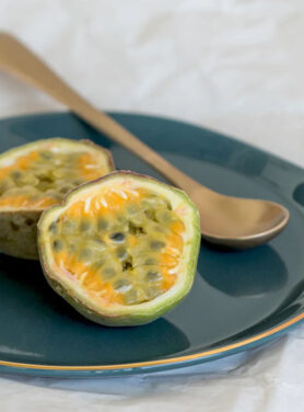 Goud Bestek Met Een Blauwgroen Bord Met Een Gouden Rand