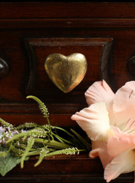 Gouden Kastknopje Met Hartvorm Op Bruine Kast