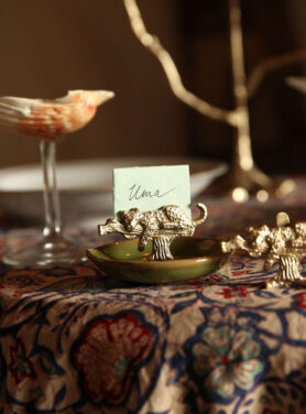 Kaartenhouder Luipaard Met Naamkaartje Op Tafel