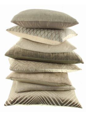 Meerder Claudi Kussens Opgestapeld Met Bruine En Beige Tinten En Verschillende Patronen