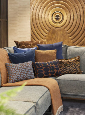 Meerdere Claudi Kussens Met Bruine En Blauwe Tinten En Speelse Patronen