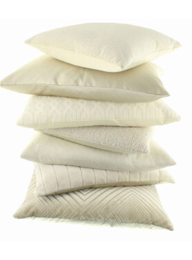 Off White Claudi Kussens Opgestapeld Met Patronen