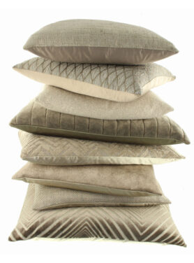 Verschillende Claudi Kussens Met Donker Beige Kleuren En Verschillende Speelse Patronen