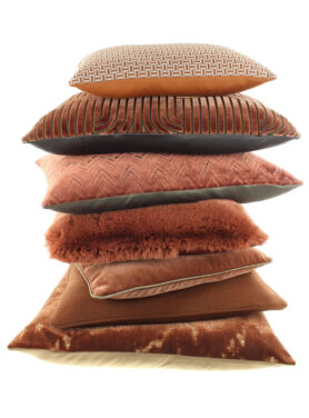Verschillende Kleuren Claudi Kussens Met Bruine En Oranje Tinten