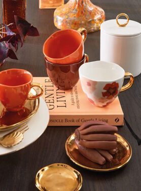 Wit Met Gouden Voorraad Pot Met Oranje En Rode Koffie Kopjes En Goud Servies