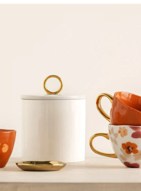 Wit Met Gouden Voorraad Pot Met Oranje Koffie Kopjes