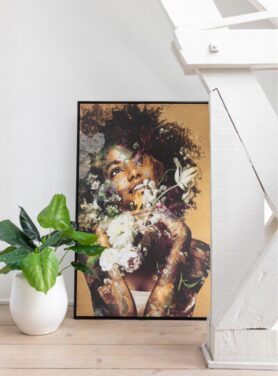 Canva Vrouw Met Bloemen