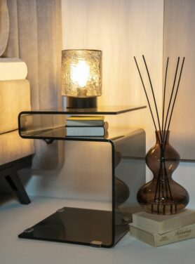 Glazen tafellamp op bijzettafeltje donker glas