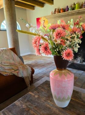 Hoge vaas keramiek roze paars met roze en witte kunstbloemen