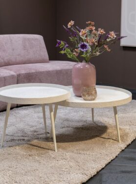 Witte salontafels met rond metalen blad oud roze bank creme vloerkleed