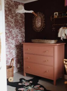 Babykamer Met Roze Commode Gouden Deurknopjes