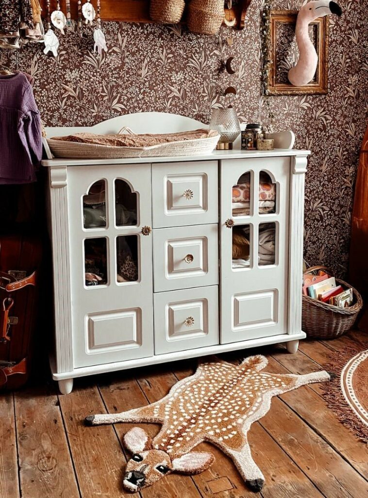 Bloemige Babykamer Schattig Met Deurknopjes