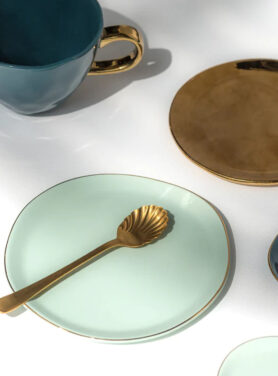 Gekleurd Servies Met Gouden Details