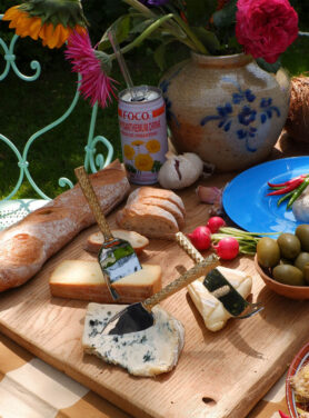 Gouden Kaasmesjes Op Een Borrelplank Met Kazen