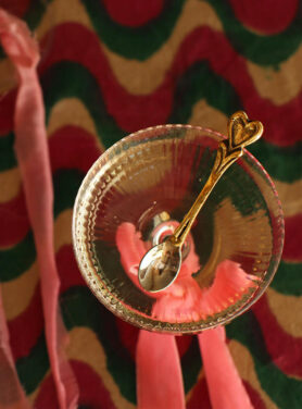 Gouden Lepeltjes Met Hartvorm Aan De Bovenkant In Een Glas